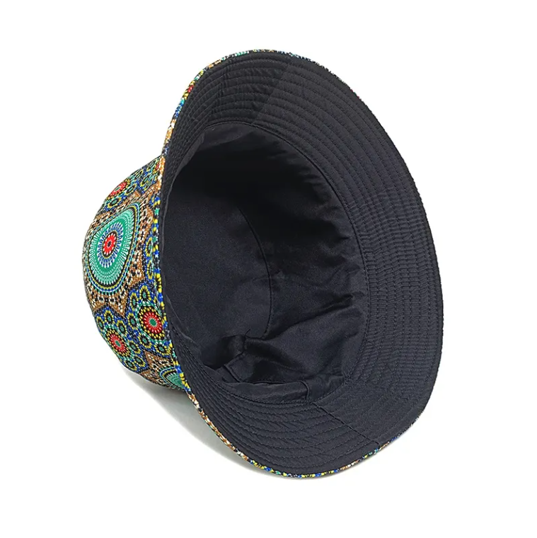 Voeg een psychedelische twist toe aan je outfit met onze Buckethat Caleidoscoop. Ideaal voor festivals, feestjes en creatieve vibes.