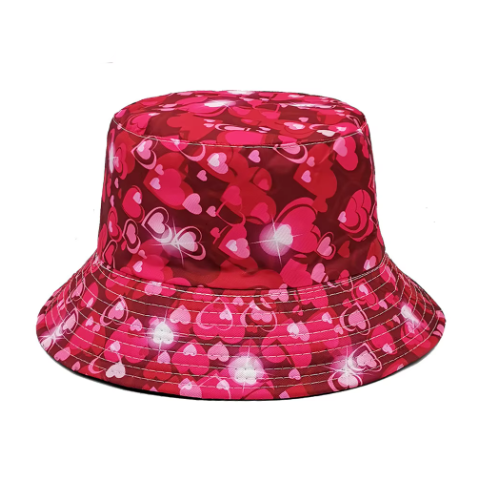 Voeg een vleugje liefde toe aan je look met onze Buckethat Hartjes. Ideaal voor romantische rave vibes en zoete feestoutfits.