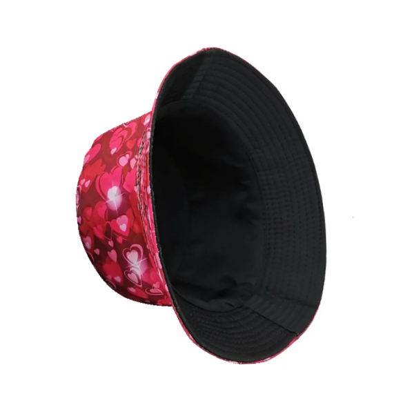 Voeg een vleugje liefde toe aan je look met onze Buckethat Hartjes. Ideaal voor romantische rave vibes en zoete feestoutfits.
