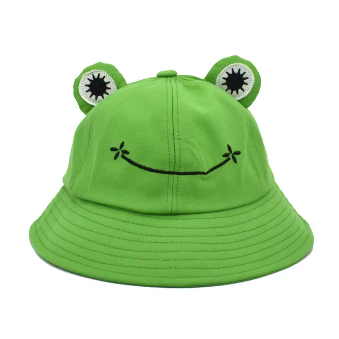 Spring eruit met onze Kikker Buckethat. Een hilarische, vrolijke toevoeging aan je outfit — perfect voor festivals en fun days out.