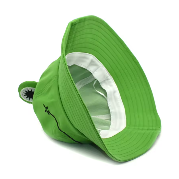 Spring eruit met onze Kikker Buckethat. Een hilarische, vrolijke toevoeging aan je outfit — perfect voor festivals en fun days out.