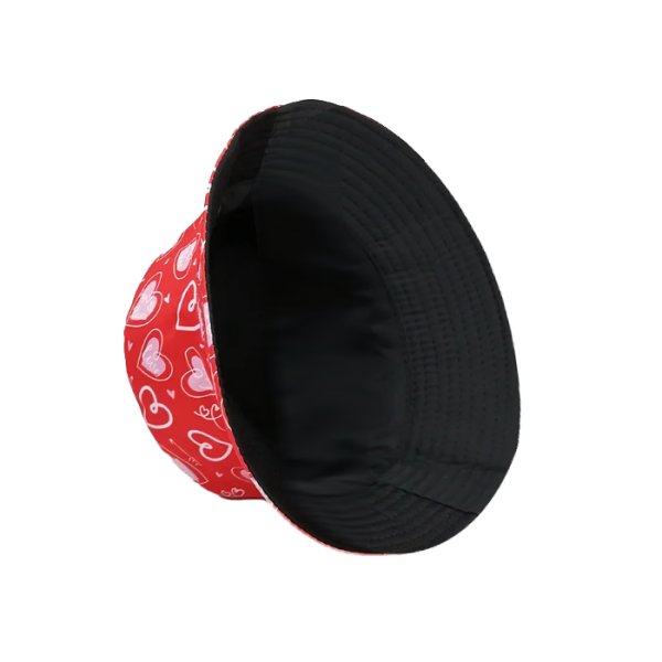 Voeg een vleugje liefde toe aan je look met onze Buckethat Hartjes. Ideaal voor romantische rave vibes en zoete feestoutfits.