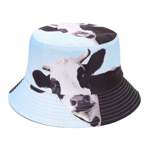 Maak je look speels en uniek met onze Buckethat Koe. Perfect voor rave-avonden, themafeestjes en zonnige dagen vol stijl.