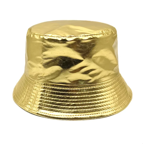Shine op elk feest met onze Wetlook Buckethat. Het glanzende materiaal maakt je look direct partyproof en ready to rave.
