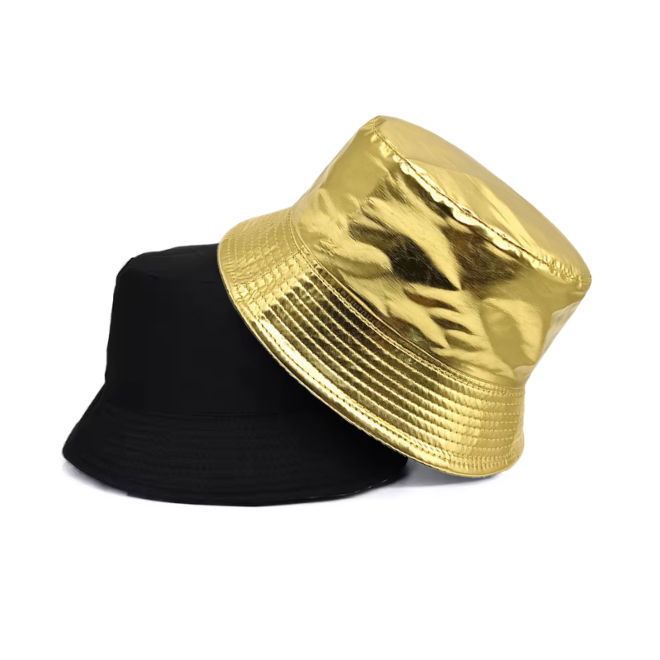 Shine op elk feest met onze Wetlook Buckethat. Het glanzende materiaal maakt je look direct partyproof en ready to rave.