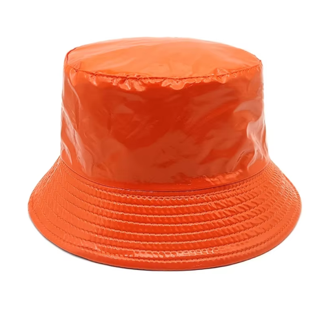 Shine op elk feest met onze Wetlook Buckethat. Het glanzende materiaal maakt je look direct partyproof en ready to rave.