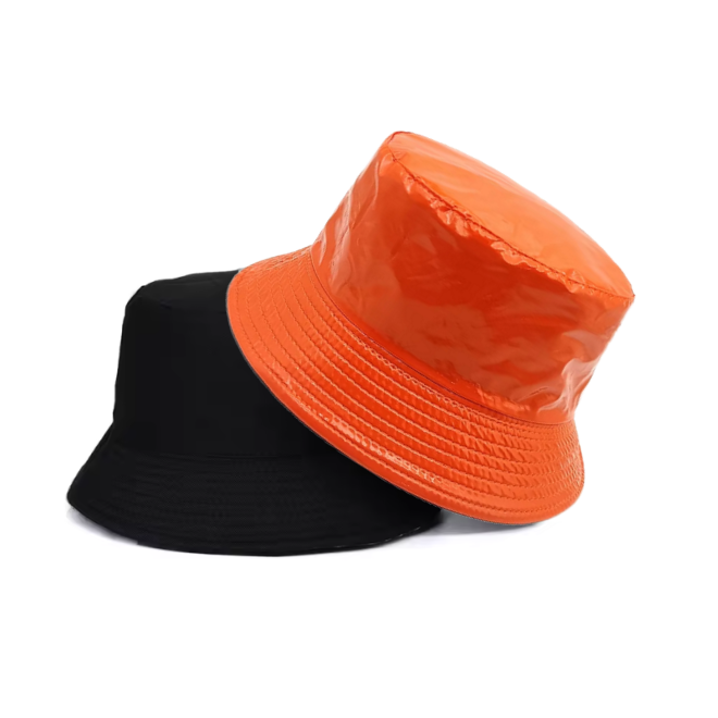 Shine op elk feest met onze Wetlook Buckethat. Het glanzende materiaal maakt je look direct partyproof en ready to rave.
