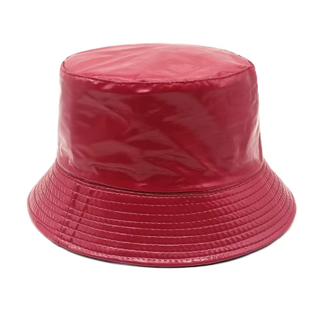 Shine op elk feest met onze Wetlook Buckethat. Het glanzende materiaal maakt je look direct partyproof en ready to rave.