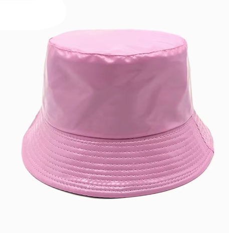 Shine op elk feest met onze Wetlook Buckethat. Het glanzende materiaal maakt je look direct partyproof en ready to rave.