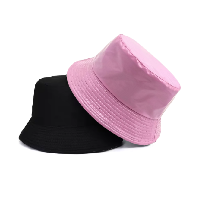 Shine op elk feest met onze Wetlook Buckethat. Het glanzende materiaal maakt je look direct partyproof en ready to rave.