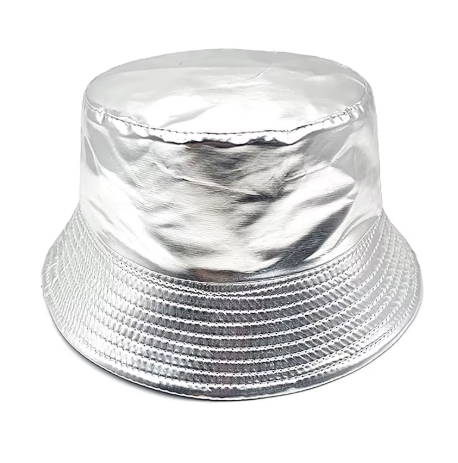 Shine op elk feest met onze Wetlook Buckethat. Het glanzende materiaal maakt je look direct partyproof en ready to rave.