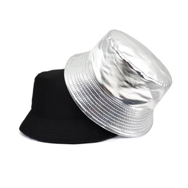 Shine op elk feest met onze Wetlook Buckethat. Het glanzende materiaal maakt je look direct partyproof en ready to rave.