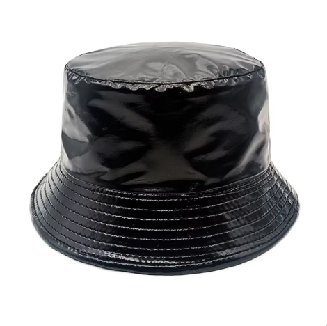 Shine op elk feest met onze Wetlook Buckethat. Het glanzende materiaal maakt je look direct partyproof en ready to rave.